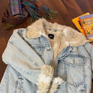 Urban Outfitters BDG Denim Faux Fur Lined Trucker Jacket Light Wash | Size: XS/S